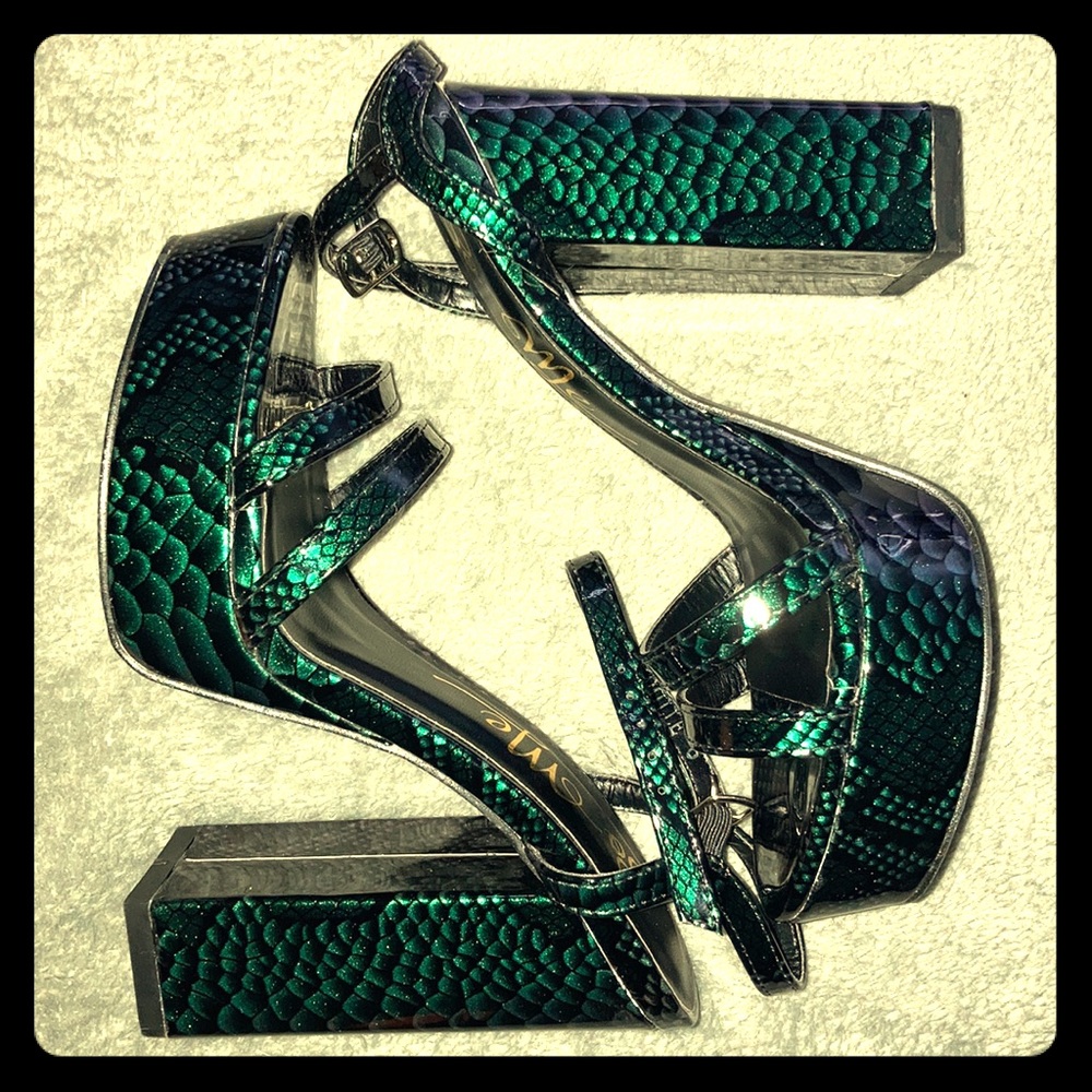 Green snake skin fashion nova heels